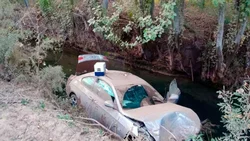 Viajaba a la cordillera y cayó adentro de un desagüe en la 22