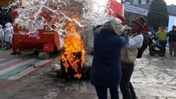 Fue a apagar la fogata de una protesta y le volcaron el balde encima