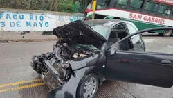 Brutal choque entre auto y colectivo: más de 20 heridos