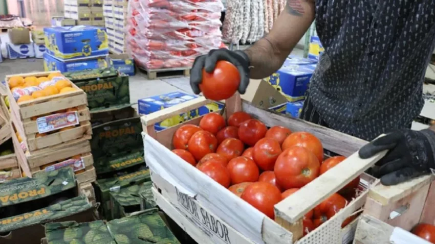 ¡Al rojo vivo! El tomate se vende a $999 el kilo en Neuquén