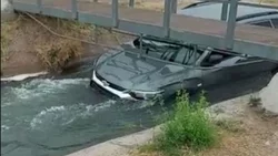 Se descompensó y terminó "flotando" en el canal de riego