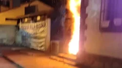 Quemaron la puerta de ingreso a la Jefatura de Policía