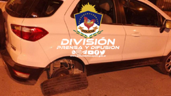 Lo sorprendió la Policía con la rueda a medio sacar