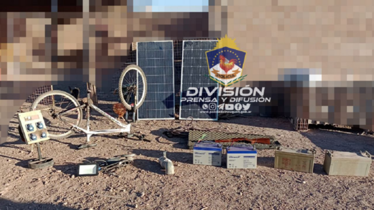 Incautaron un rifle, una moto y paneles solares tras un allanamiento