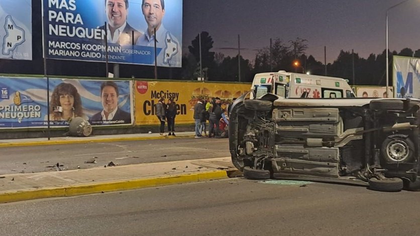 Pasó en rojo, chocó una moto y volcó sobre Avenida Argentina