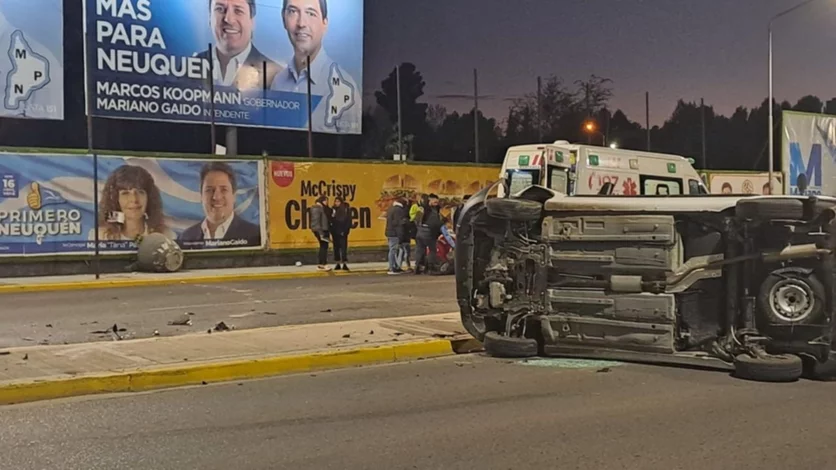 Pasó en rojo, chocó una moto y volcó sobre Avenida Argentina