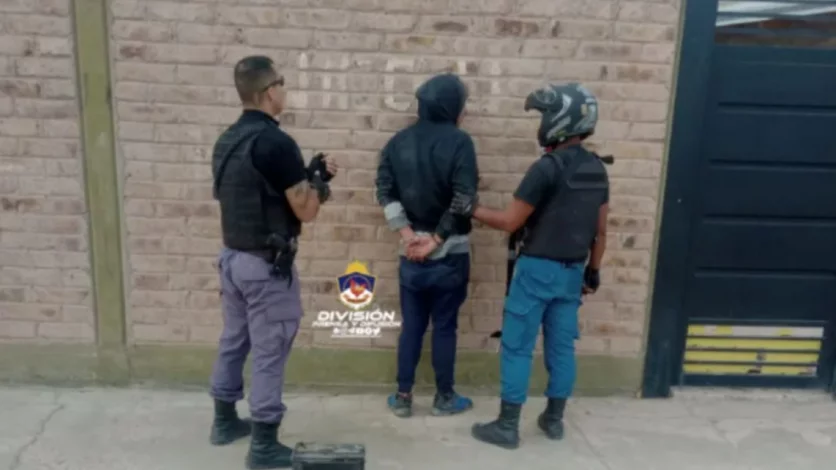 En una bicicleta se paseaba con la batería que había robado