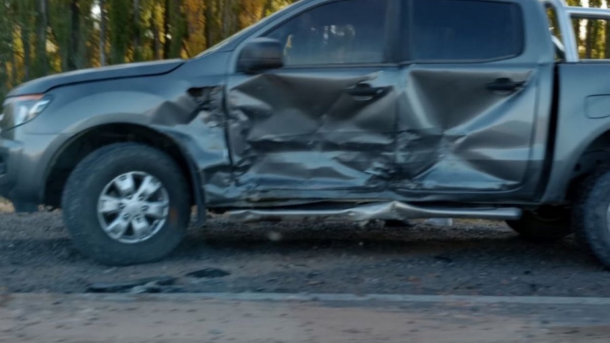 Tercer puente: impactante choque entre una camioneta y un auto