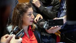La gobernadora ratificó que le descontará los días a los docentes