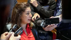 La gobernadora ratificó que le descontará los días a los docentes