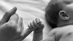 Una mamá salvó a su bebé de 19 días al abrazarlo