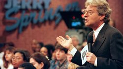 Murió Jerry Springer, el legendario presentador de televisión
