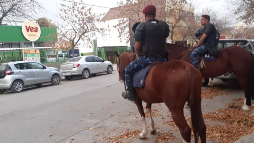Brigada Montada de Cipolletti custodia las calles por saqueos