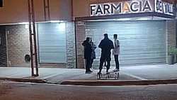 Armados y encapuchados en tres minutos atracaron una farmacia
