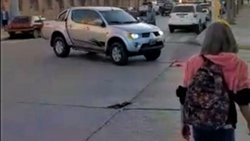 VIDEO: Así se robaron una camioneta en pleno centro de Roca