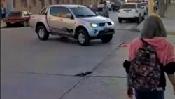 VIDEO: Así se robaron una camioneta en pleno centro de Roca