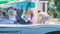 Las fotos de la salida de Lewis Hamilton y Shakira