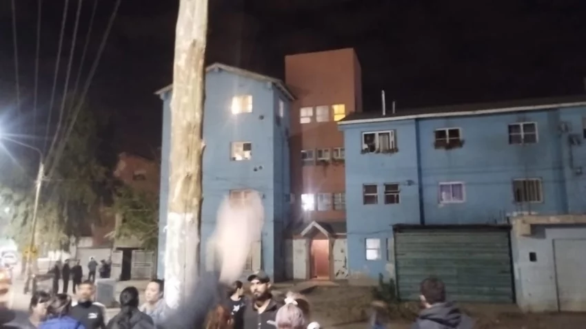 Jardín 23: Tensión entre padres y familiares en la casa del maestro acusado