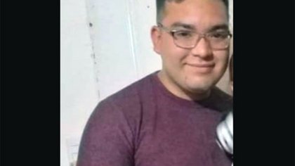 Iba a trabajar en moto, chocó contra un caballo y murió