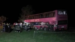 Cinco muertos y varios heridos al chocar un colectivo y un camión
