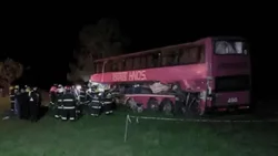 Cinco muertos y varios heridos al chocar un colectivo y un camión