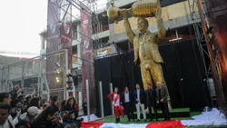 Homenaje a Gallardo: le limarán los genitales a la estatua