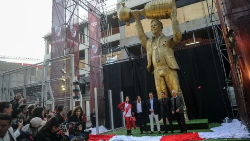 Homenaje a Gallardo: le limarán los genitales a la estatua