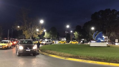 Lunes caótico: Cortaron el acceso al aeropuerto neuquino