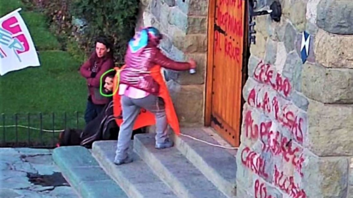 Vandalismo en el Centro Cívico: una mujer en la mira