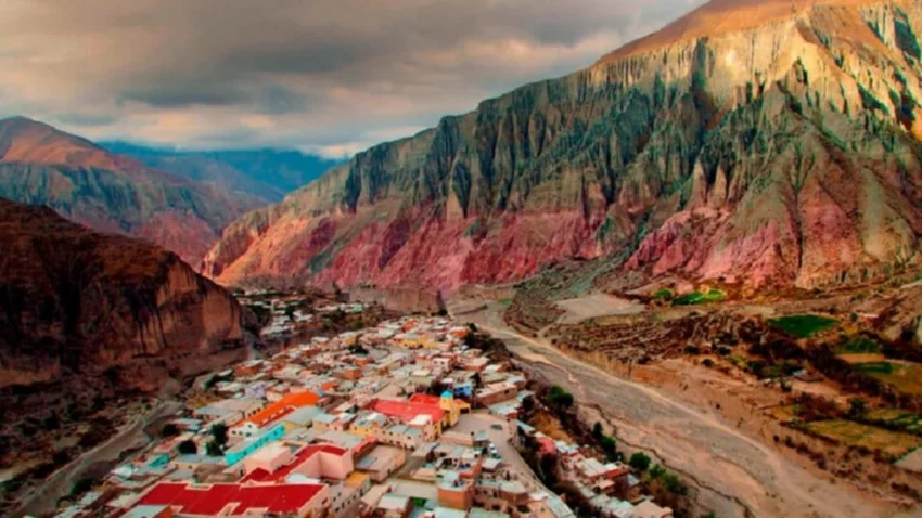 El pueblo de Argentina que parece colgar de la montaña