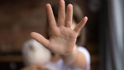 Irá a juicio por el abuso sexual de la hija de su pareja