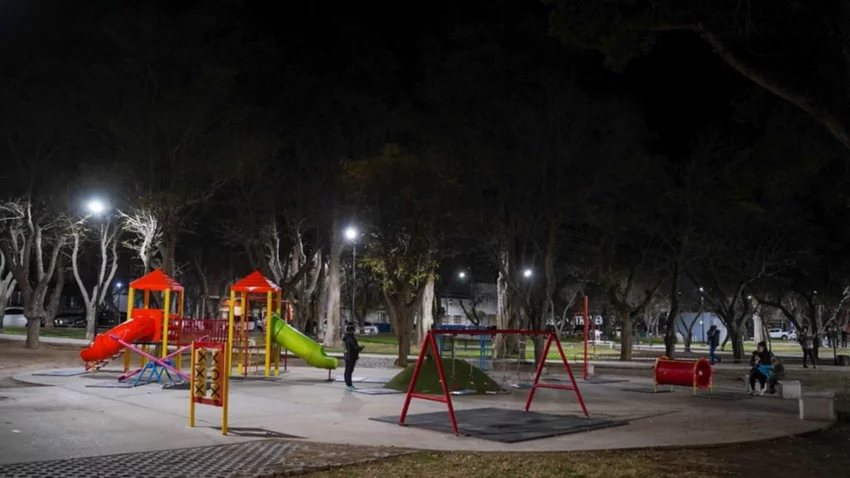 Avanza la remodelación en las plazas de la capital neuquina