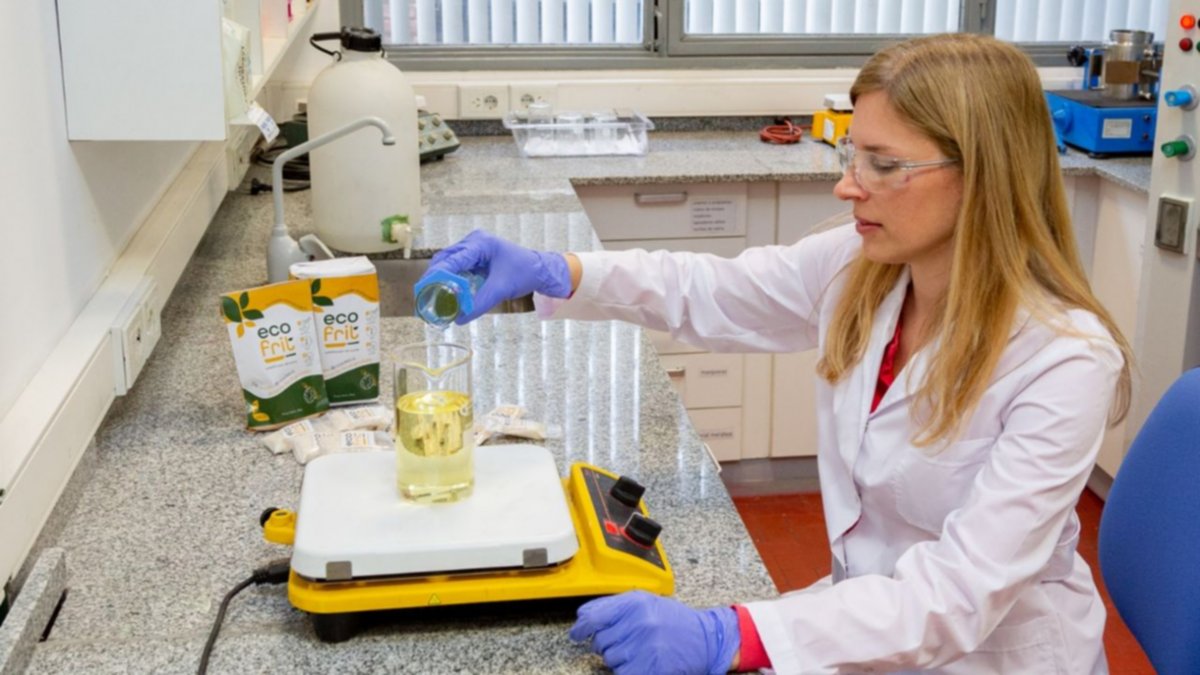 Crean producto que solidifica el aceite para evitar que contamine el agua