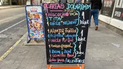 Promociones en dólares: el método de un kiosko para ganarle a la inflación