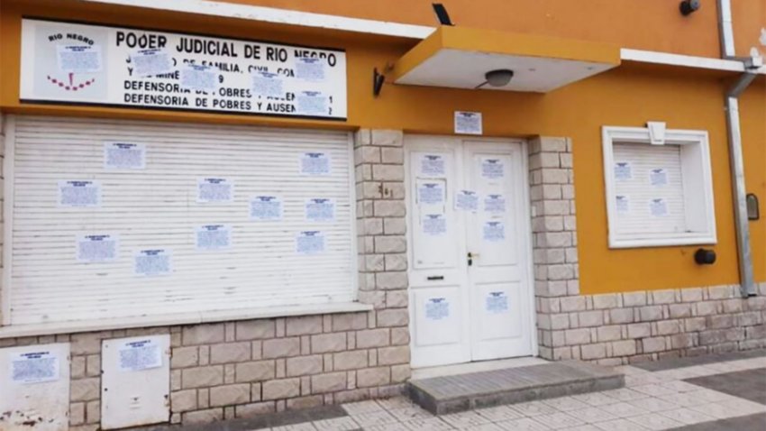 Cansado de no ver a sus hijas, empapeló el Juzgado de Familia