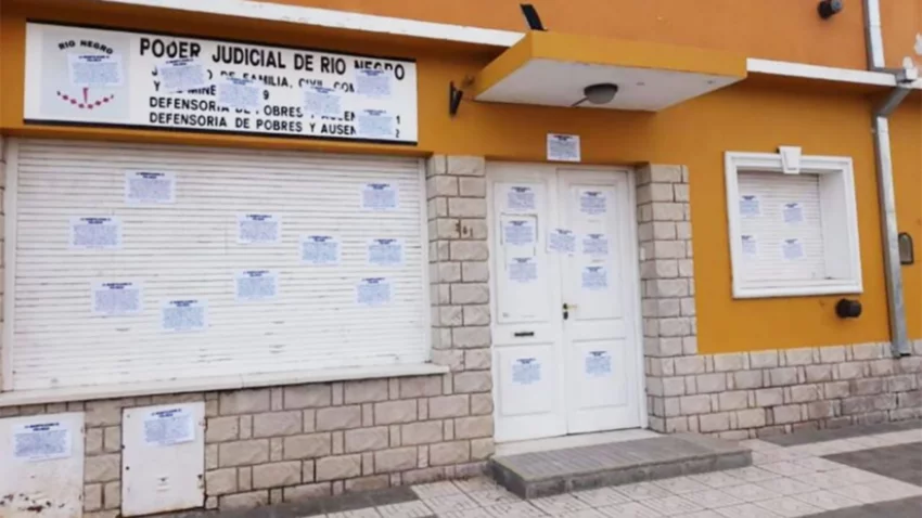 Cansado de no ver a sus hijas, empapeló el Juzgado de Familia