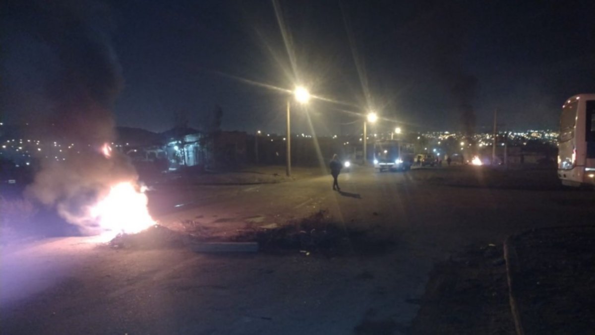 Vecinos cortan Casimiro Gómez en reclamo de servicios
