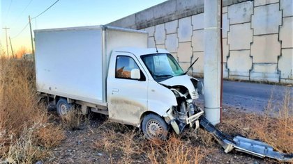 Se llevó puesta una columna y dejó sin luz a los vecinos