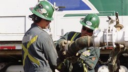 Petroleros firmaron un “acuerdo histórico” para el sueldo de los trabajadores