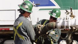 Petroleros firmaron un “acuerdo histórico” para el sueldo de los trabajadores