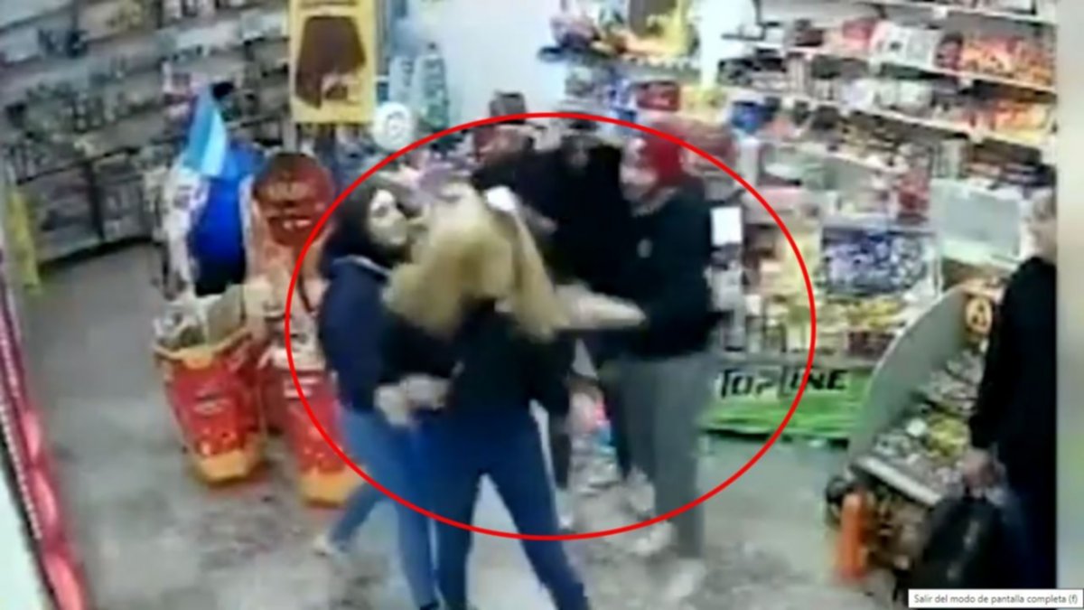 Dos chicas se agarraron a trompadas y destruyeron un kiosco
