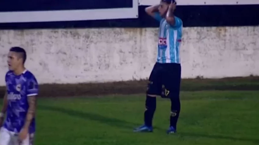 Un jugador del ascenso orinó en la cancha y fue expulsado