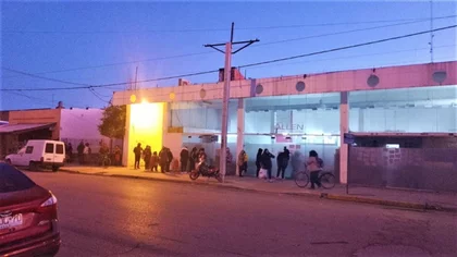Por el frío se descompensó una mujer que esperaba en la vereda