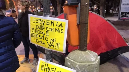Drama habitacional: se encadenó por no conseguir vivienda