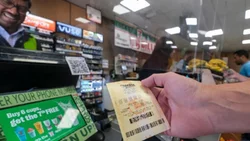 Ganó la lotería hace 10 años y todavía no le dijo a su familia