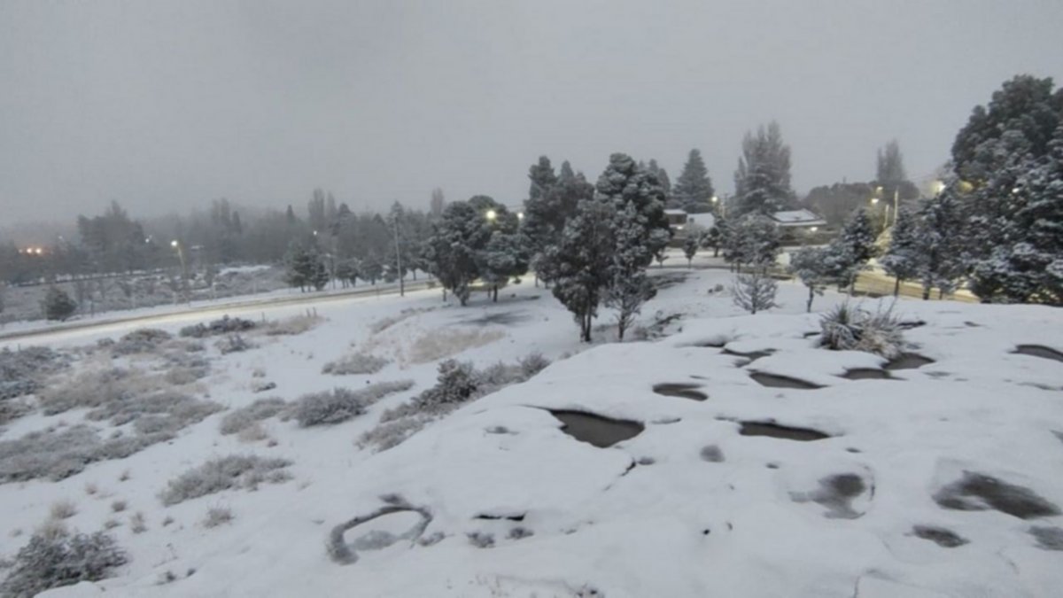 Fuertes nevadas en el interior neuquino, ¿cuándo llegan a la capital?