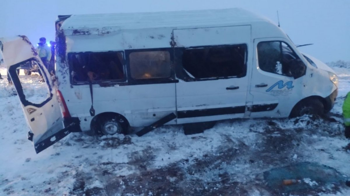 Impactante choque y vuelco de una combi en Cutral Co