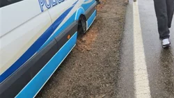 Un minibús de la policía perdió una rueda en la Ruta 22