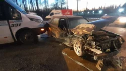 Fuerte choque entre una combi petrolera y un auto