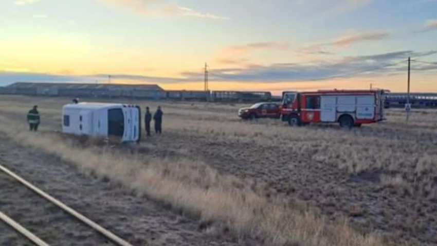 Otro accidente de una combi policial, ahora volcó en Viedma